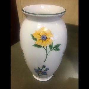 Tiffany and Co. White Sintra Spring Floral Vase